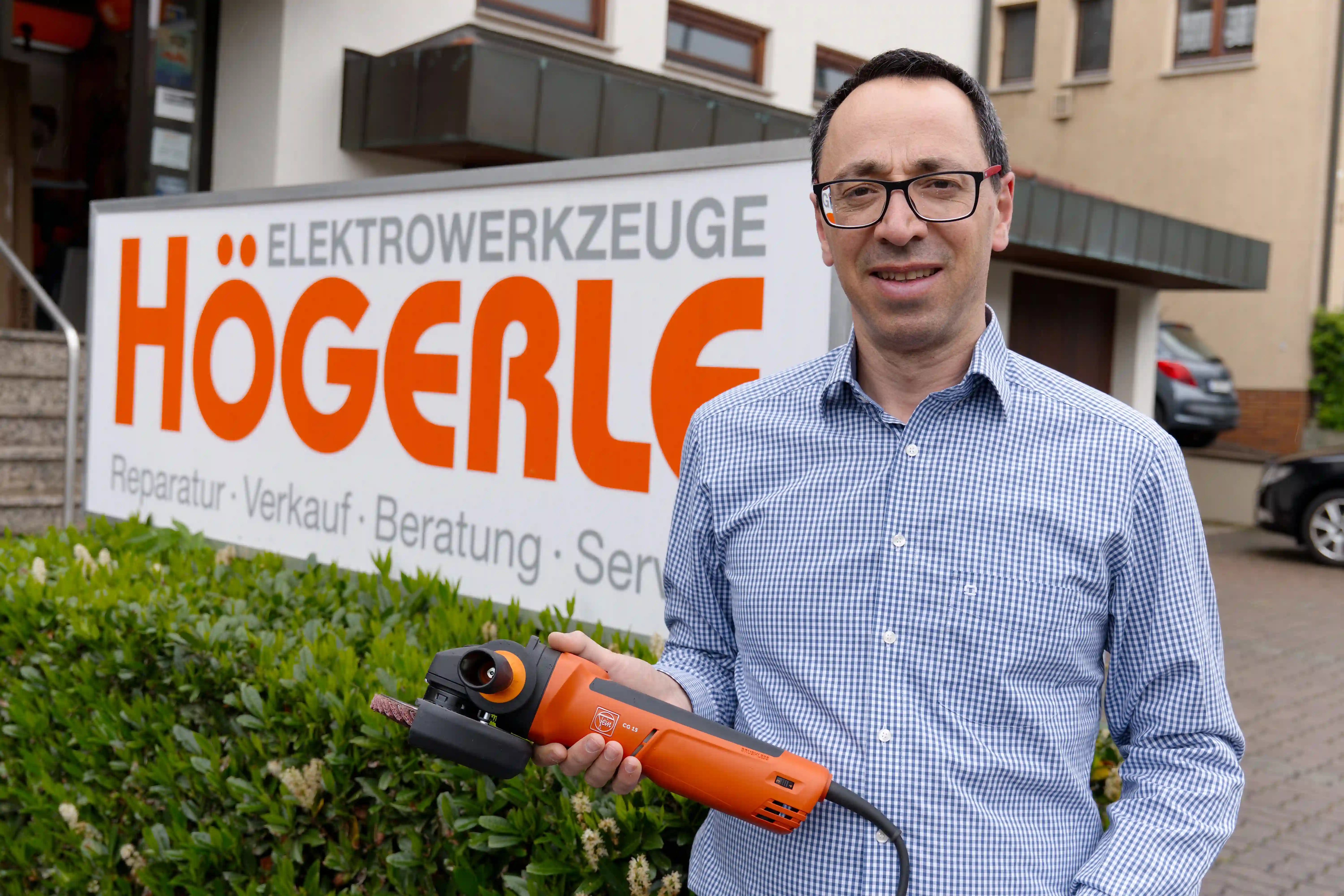 Begrüßung vor dem Laden mit einem FEIN Winkelschleifer CG 15-125 BL